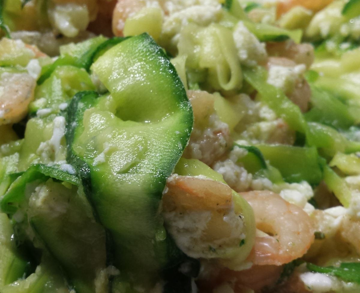 Zucchinietagiatelle mit Shrimps und Einweiß